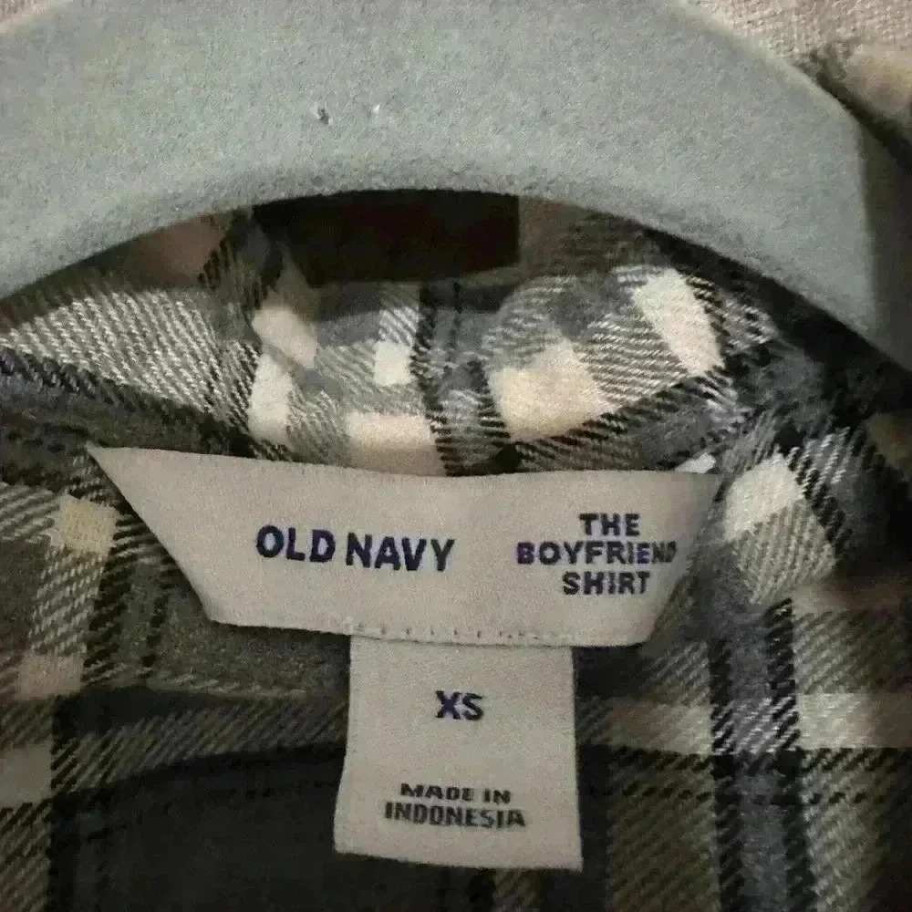 Old Navy XS Boyfriend Plaid Shirt, Gray and Cream, Relaxed Fit, Soft Flannel - Picture 4 of 5